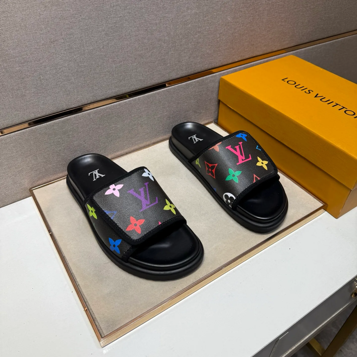 ⬛️Men's shoes 💰p320 [LV～] Men's casual slippers 2025z cabinet sales simultaneously 🔶Size: 38-44 #️⃣ 🔷2 colors🔜The upper is made of multi-material splicing➕Genuine leather lining, comfortable and breathable, sole: original comfortable and wear-resistant outsole, ⚠️Real shot📱Photographed🎬The real thing is better📢📢📢